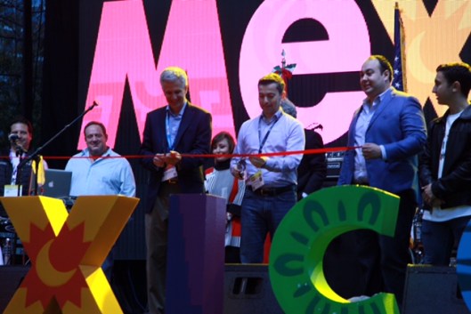 FOTO 3 El Subsecretario, Carlos Pérez Verdía, acompañado del Cónsul, Carlos González Gutiérrez, inauguró la “Casa México”