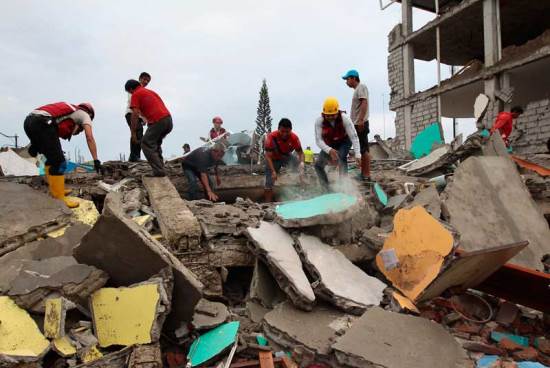 AL MENOS 77 MUERTOS Y 588 HERIDOS POR EL TERREMOTO DE ECUADOR