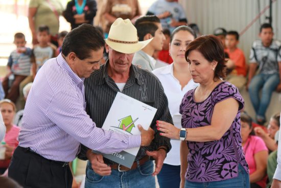 ENTREGAN MÁS DE TRES MIL ESCRITURAS EN MICHOACÁN