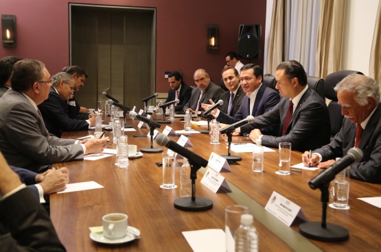 OSORIO CHONG SE REÚNE CON EMPRESARIOS