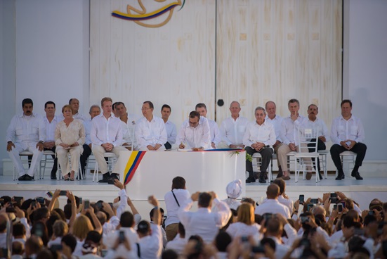 FIRMAN GOBIERNO COLOMBIANO Y LAS FARC EL ACUERDO DE PAZ