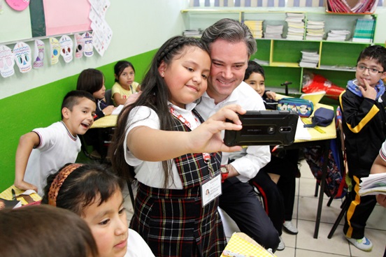 NUÑO MAYER VISITA A LA ESTUDIANTE ANDREA